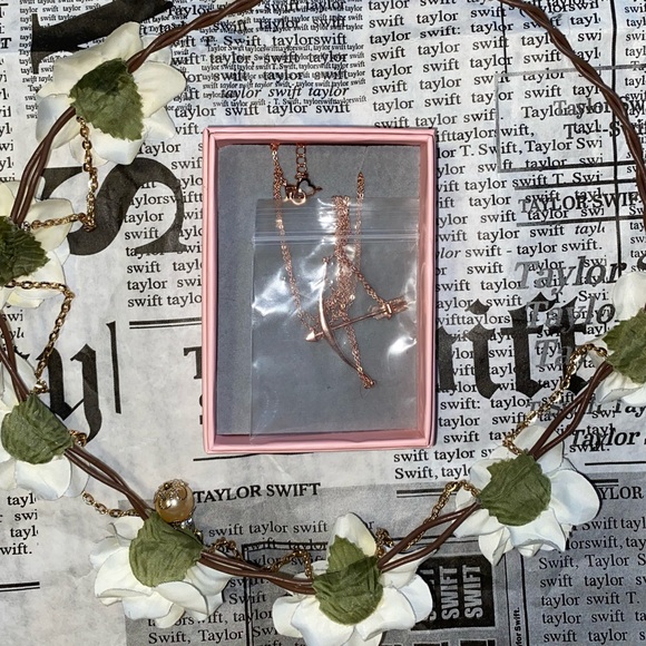 COPY [SOLD] Taylor Swift-Archer Rose Gold Necklace - Picture 2 of 5